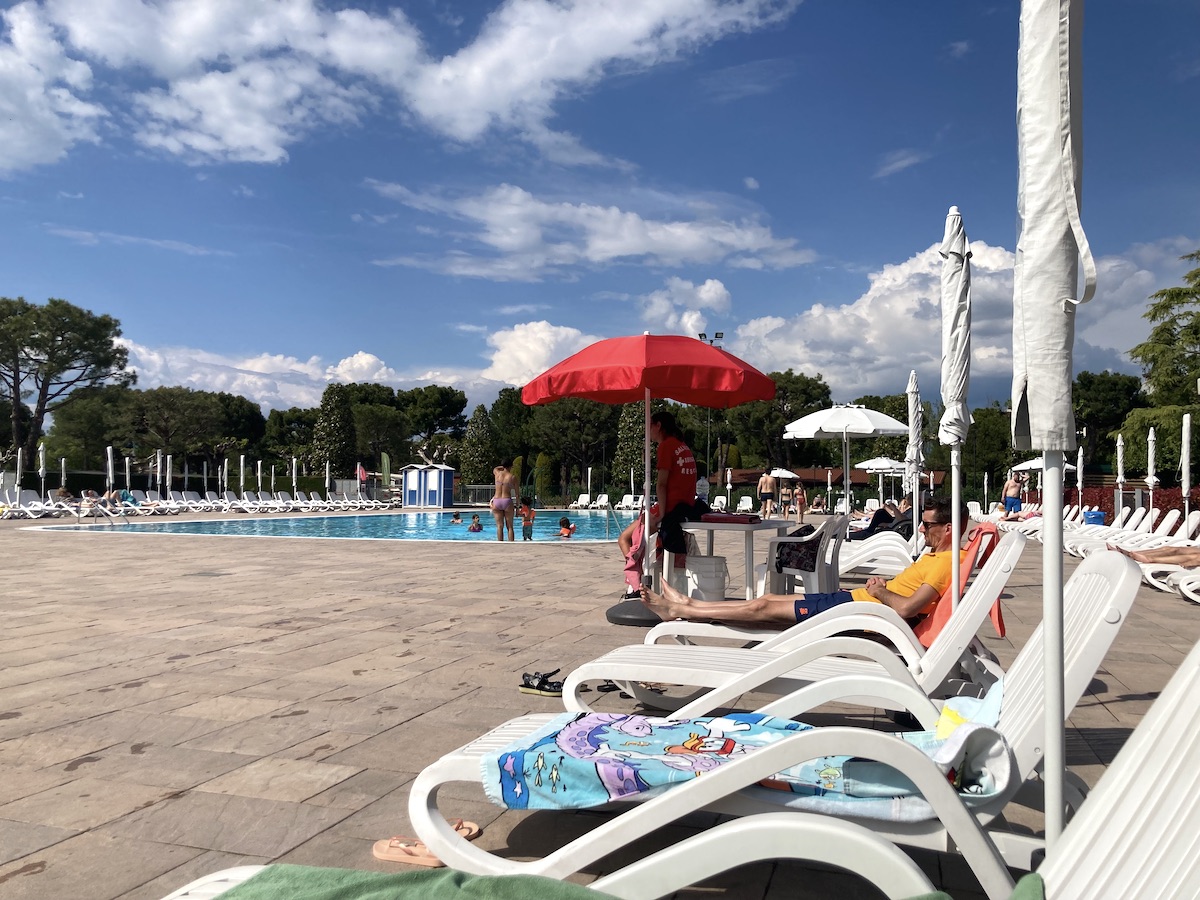 een rustig zwembad op de Italiaanse camping in de meivakantie