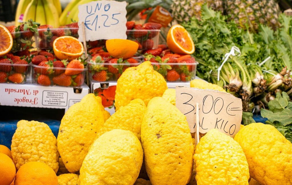 Marktkraam met fruit in Catania