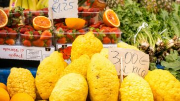 Marktkraam met fruit in Catania