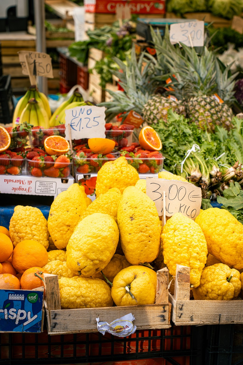 Marktkraam met fruit in Catania