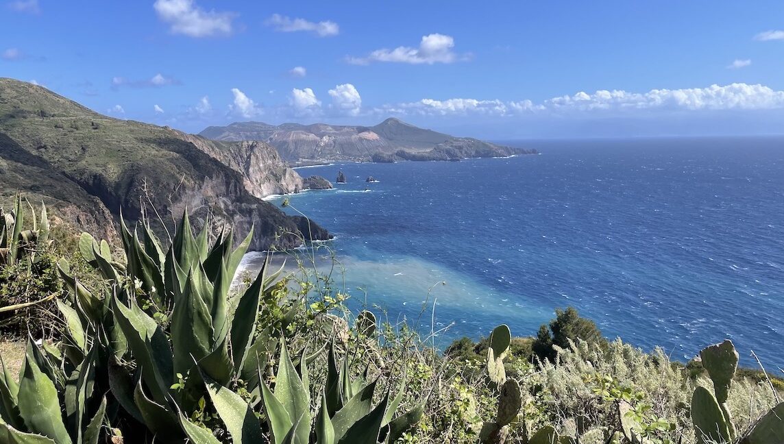 Blik op zee vanaf een hoog punt op Lipari, het grootste van de Eolische Eilanden