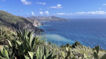 Blik op zee vanaf een hoog punt op Lipari, het grootste van de Eolische Eilanden