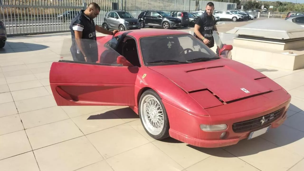 Agenten van de financiële politie halen een nep-Ferrari van de mark