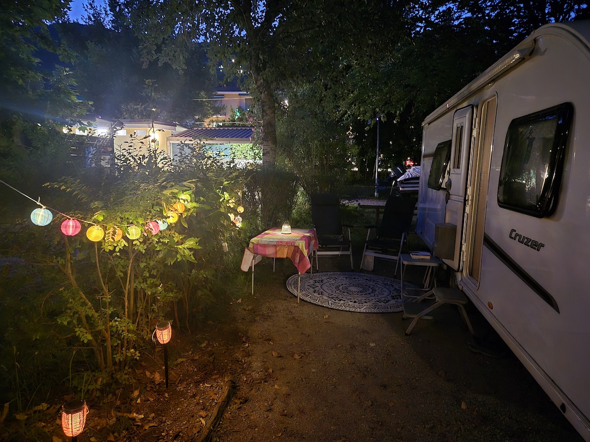 Camping Rapallo met op de achtergrond het toiletgebouw