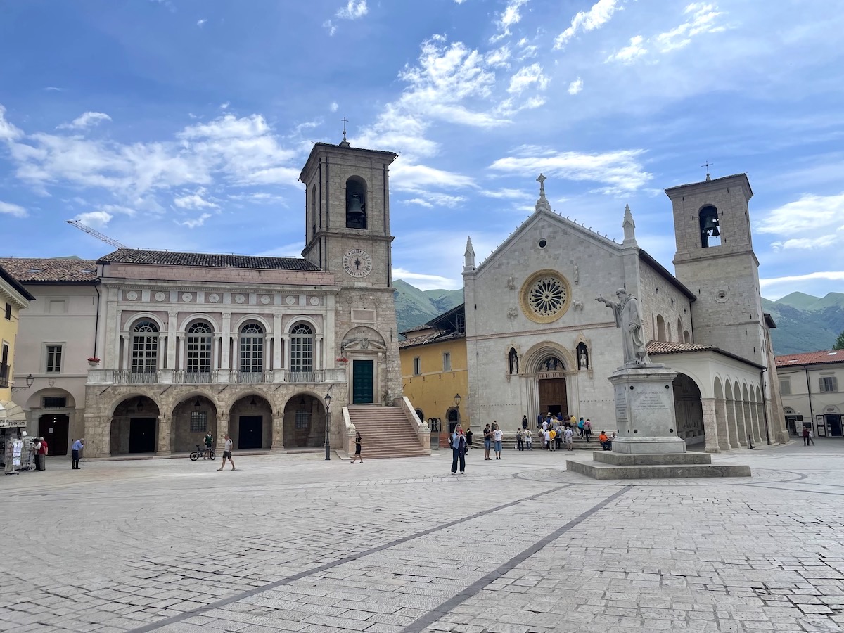 Het gemeentehuis en de basiliek op het herstelde centrale plein van Norcia