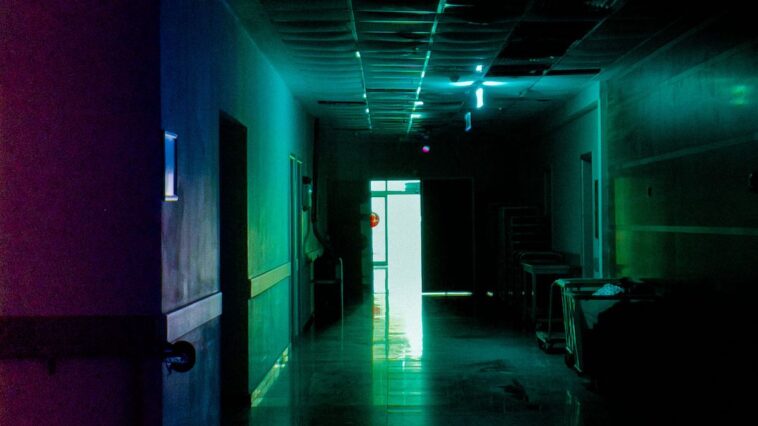 couloir effrayant dans l'hôpital